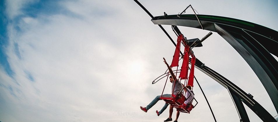据每日邮报报道，八月底，一座高空秋千在荷兰首都阿姆斯特丹一座22层的高楼顶部落成，开业几天来，已经吸引了大批世界各地的游客前来尝鲜。这架秋千名叫“超越边缘”（Over the Edge），足足22层楼的高度可以让游客悬在半空中鸟瞰阿姆斯特丹全城的美景。