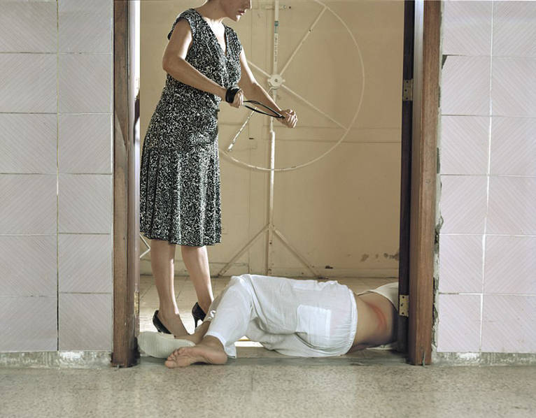 保拉是一名女同性恋者。2013年，她从朋友那儿第一次听说同性恋治疗诊所，随着她对自我性取向的探索和发现，她觉得很有必要深入诊所并重现拍摄“治疗”内幕。于是，她让父母假装成客户，将自己送进诊所。在亲身经历这一切后，她拍摄了一系列作品，找人重现了同性恋治疗诊所的恐怖内幕。图为保拉作品。