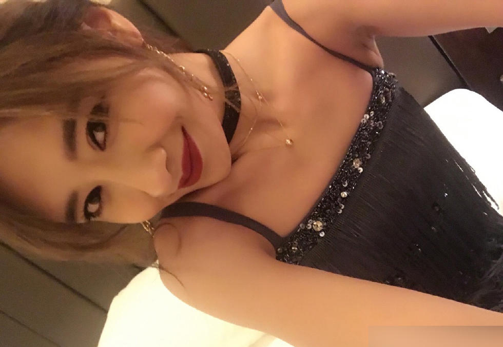 申花悍将李建滨的太太宫小萌观摩模特大赛,与友人自拍大秀烈焰红唇