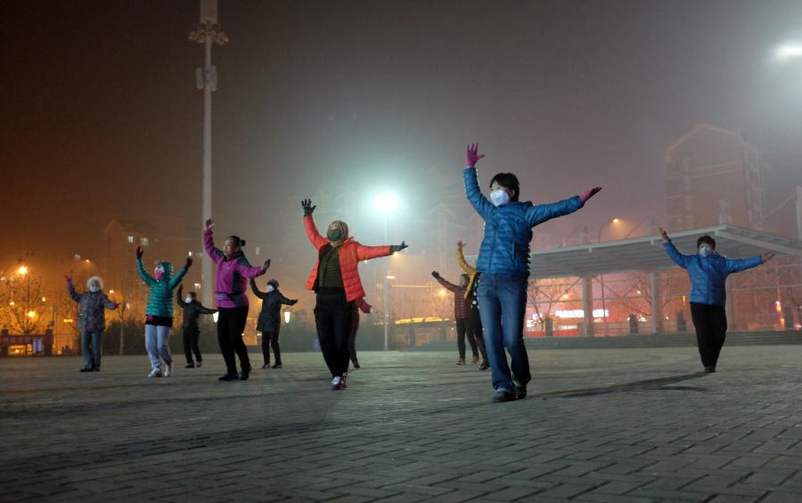 跳广场舞的大妈大爷 t01ac2f557855329523.jpg?size=900x564