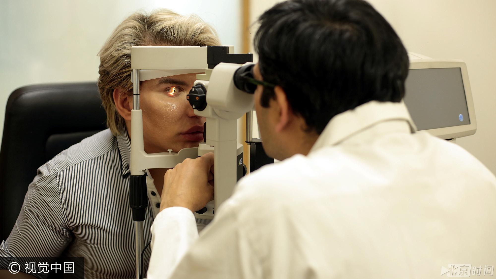 现在，他为了拥有更完美的相貌，打算冒着失明的风险进行眼球手术。