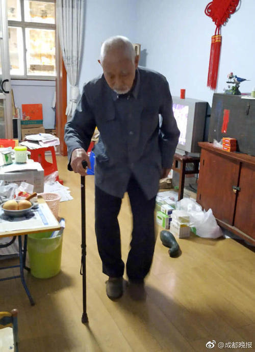 河南88岁退休教师做慈善71年 身上秋裤却摞满