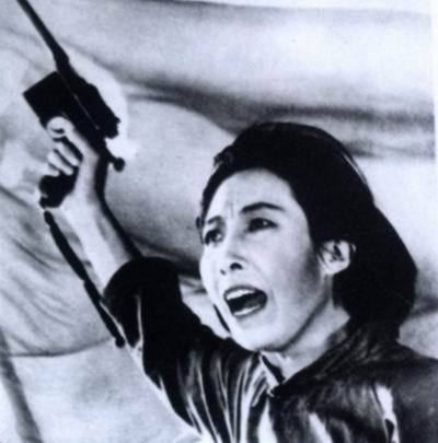 红军长征到达陕北的消息传来，部队举行庆祝联欢，不料营地被鬼子包围，赵一曼率队突围，无奈敌人越上越多，她令王团长带主力先撤，自己带部分战士掩护，终因寡不敌众，不幸被俘。抓到赵一曼，敌认为钓到了大鱼，先是严刑拷打，后又威逼利诱，赵一曼尽显共产党人英雄本色，至死都没有开囗...... 图为赵一曼剧中形象