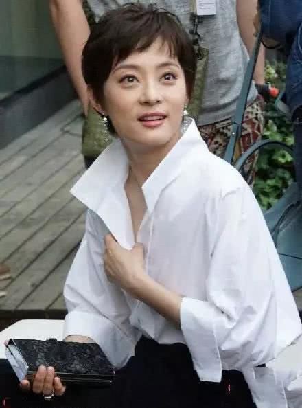 关晓彤穿短裙坐下用手盖住大腿,霍思燕为防走