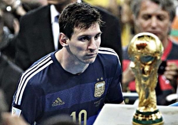 欧冠世界杯双线暴击,梅西已哭不出眼泪,低头接