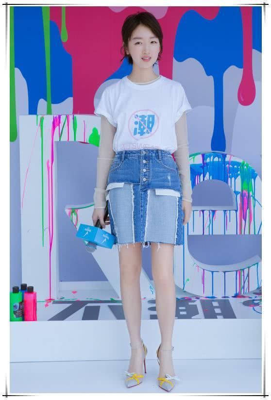 周冬雨一袭黑白格子裙嫩出新高度,但看到她脚