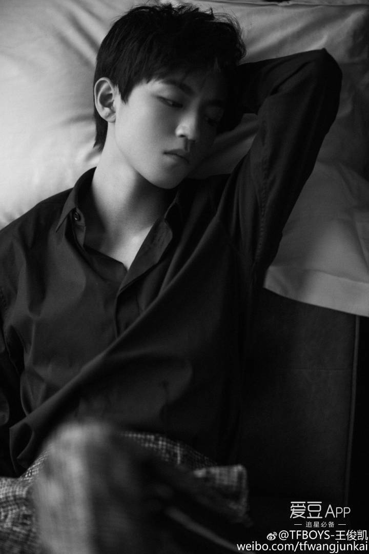 [TFBOYS][新闻]170517 王俊凯在床上的自拍照 性感可爱调皮各种风格完美结合