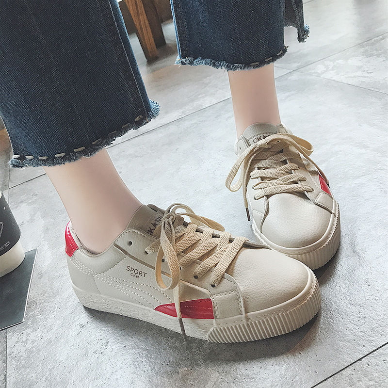 今年最流行小白鞋的款式,透气不闷脚,跟不舒适