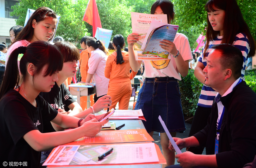 河南幼儿师范学校办招聘会 各单位抢人