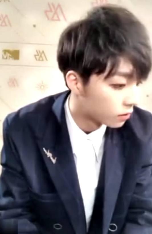 陈立农开直播,黄宝粉丝问他有没有做作业,农农