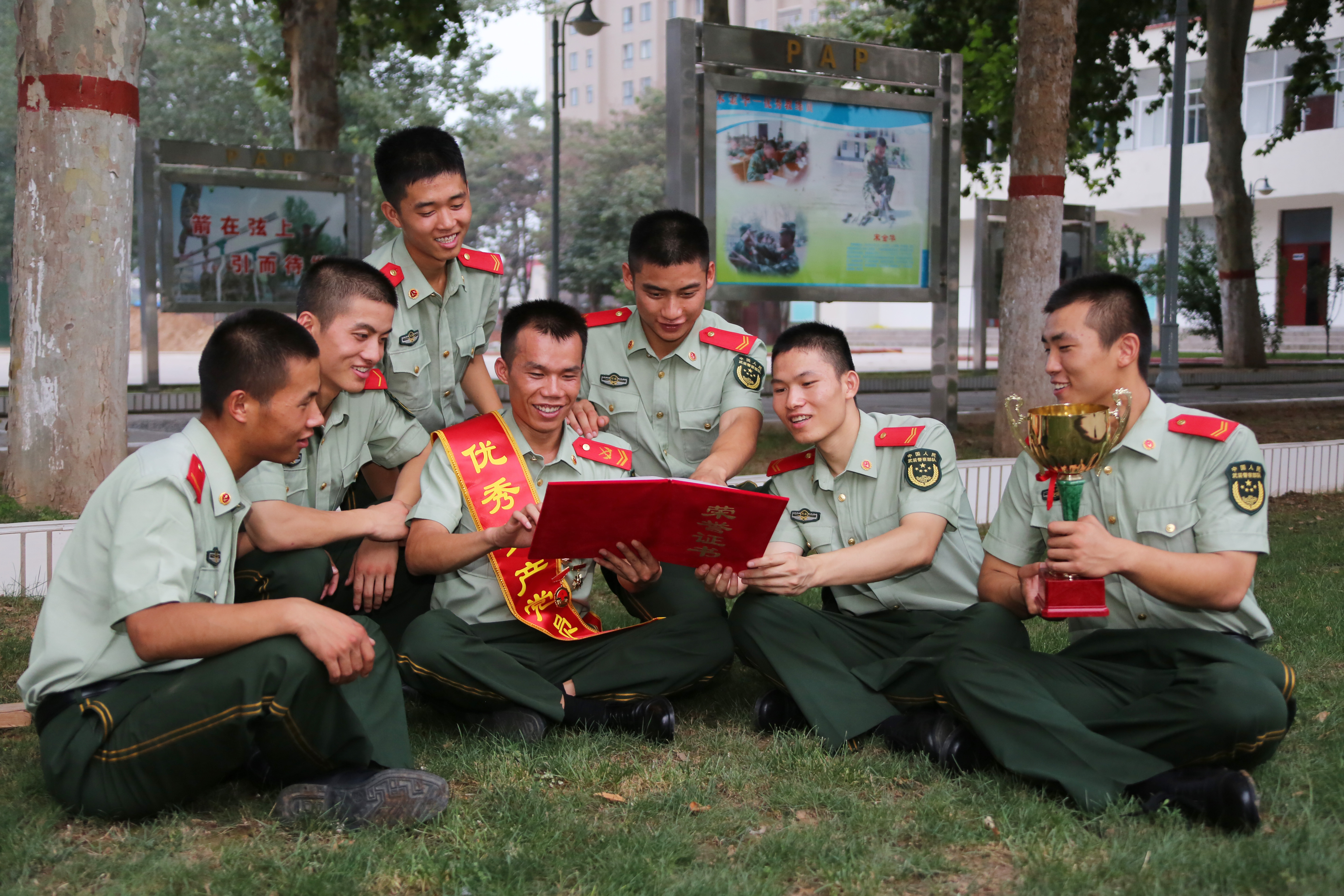 武警河南总队官兵分享荣誉喜悦，激发工作动力。