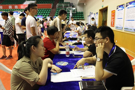 富阳举办夏季大型公益性高校毕业生就业洽谈会