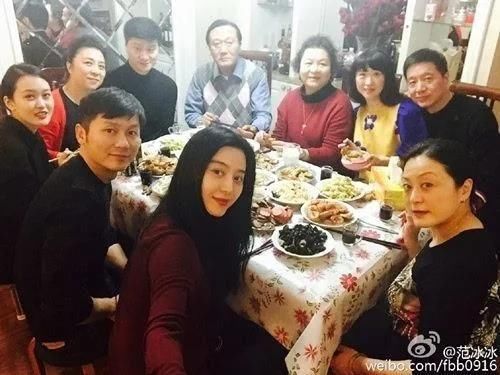 看了杨幂、迪丽热巴等明星的全家福,网友表示