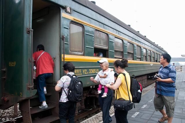 铁路局的工作人员享有免费乘坐火车的权利吗?