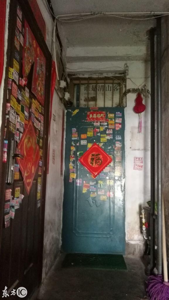 门上贴满不干胶的小广告,烦心,怎么清理?风油