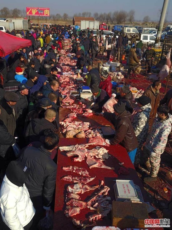 2017年1月25日,航拍瀋陽市近郊蒲河大集.趕集的人們購買羊肉.