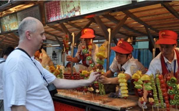 外国人评价中国街边美食:为什么好吃的小吃都