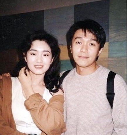 巩俐饰演善良漂亮的丫鬟秋香,两人也是很多影迷心中完美的荧幕情侣