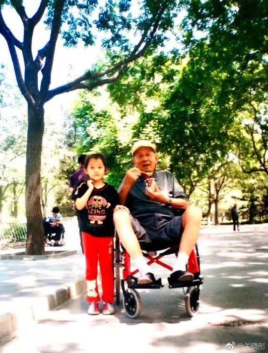 微博悼念爷爷关学曾,关晓彤被叫做京城格格不