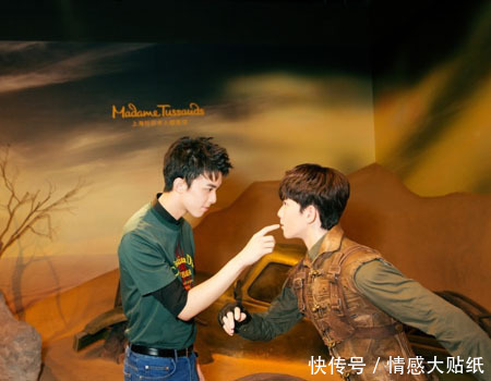 明星对待自己的蜡像:吴磊抠嘴,赵丽颖强吻,鹿晗