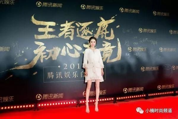 腿怎么这么长!街拍女王杨幂最新穿搭小短裙领