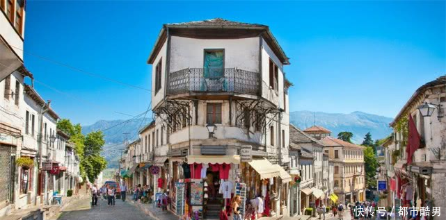 曾视中国为敌,认为中国游客没素质,却又在旅游