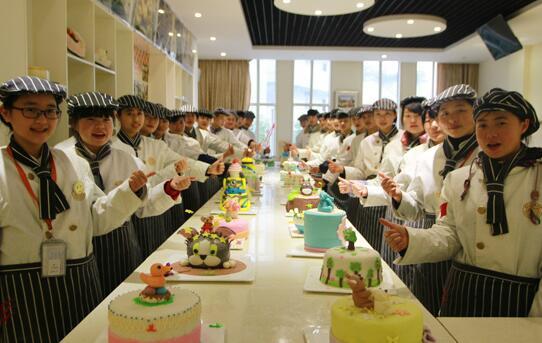 成都新东方:学做糕点要多少学费 新东方学做糕