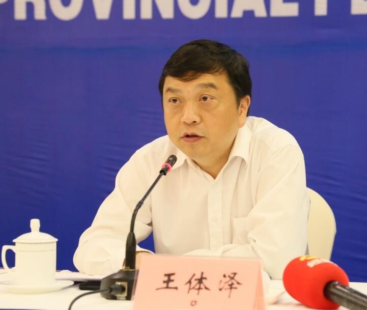 长沙市人民政府副秘书长王体泽在回答记者提问.