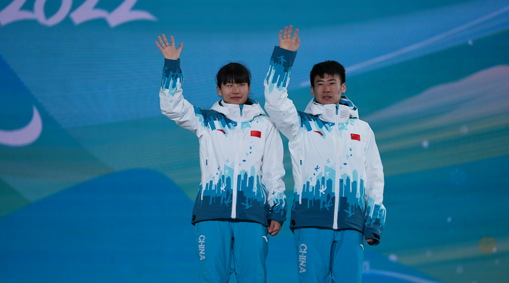 感人!颁奖仪式上,领滑员先为王跃戴上奖牌 感人!颁奖仪式上,领滑员先为王跃戴上奖牌