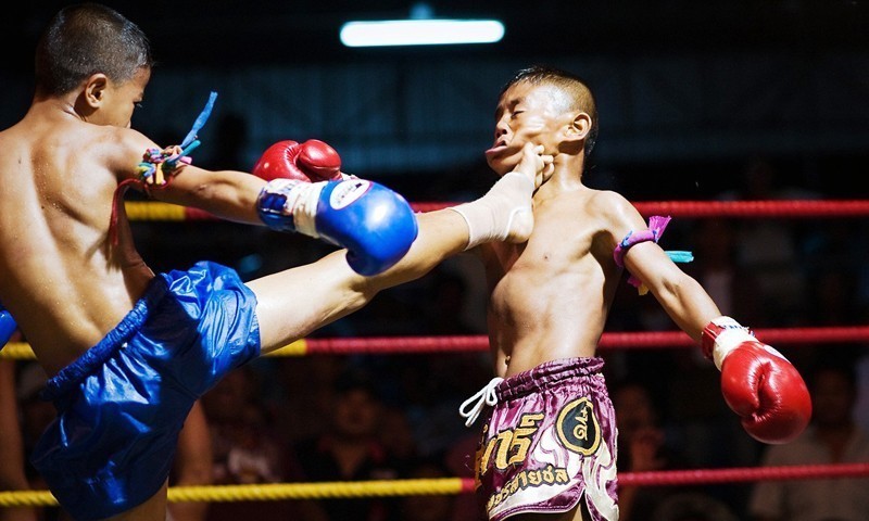 揭泰拳小孩:面无表情下手狠 铁脚踹对手脸部