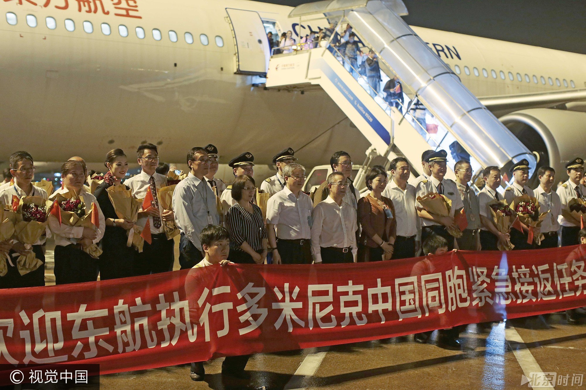 北京时间10月1日21:04和21:39，东航MU9001、9002先后抵达上海虹桥机场。至此，历时48小时，飞越19国，航行37000公里， 381名同胞终于回到了祖国母亲的怀抱。图/视觉中国