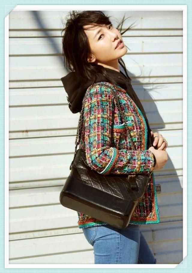 白百何丢人丢大了!穿紧身牛仔裤勒出臀线,网友