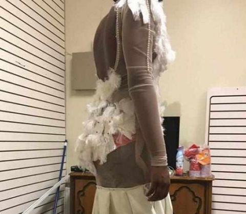 刚穿到身上第一眼,女孩子就愣住了,到底发生了什么呢?女孩的内心可所谓是崩溃到了极点,就算是定做的高仿也要逼真一点吧