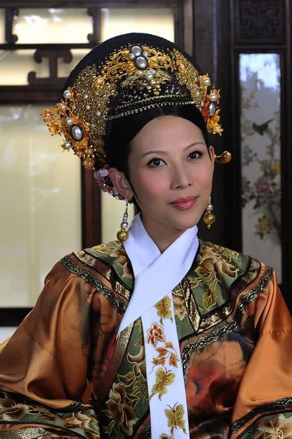 甄嬛传中的旗头:华妃的奢华,甄嬛的漂亮,她的旗头是个笑话