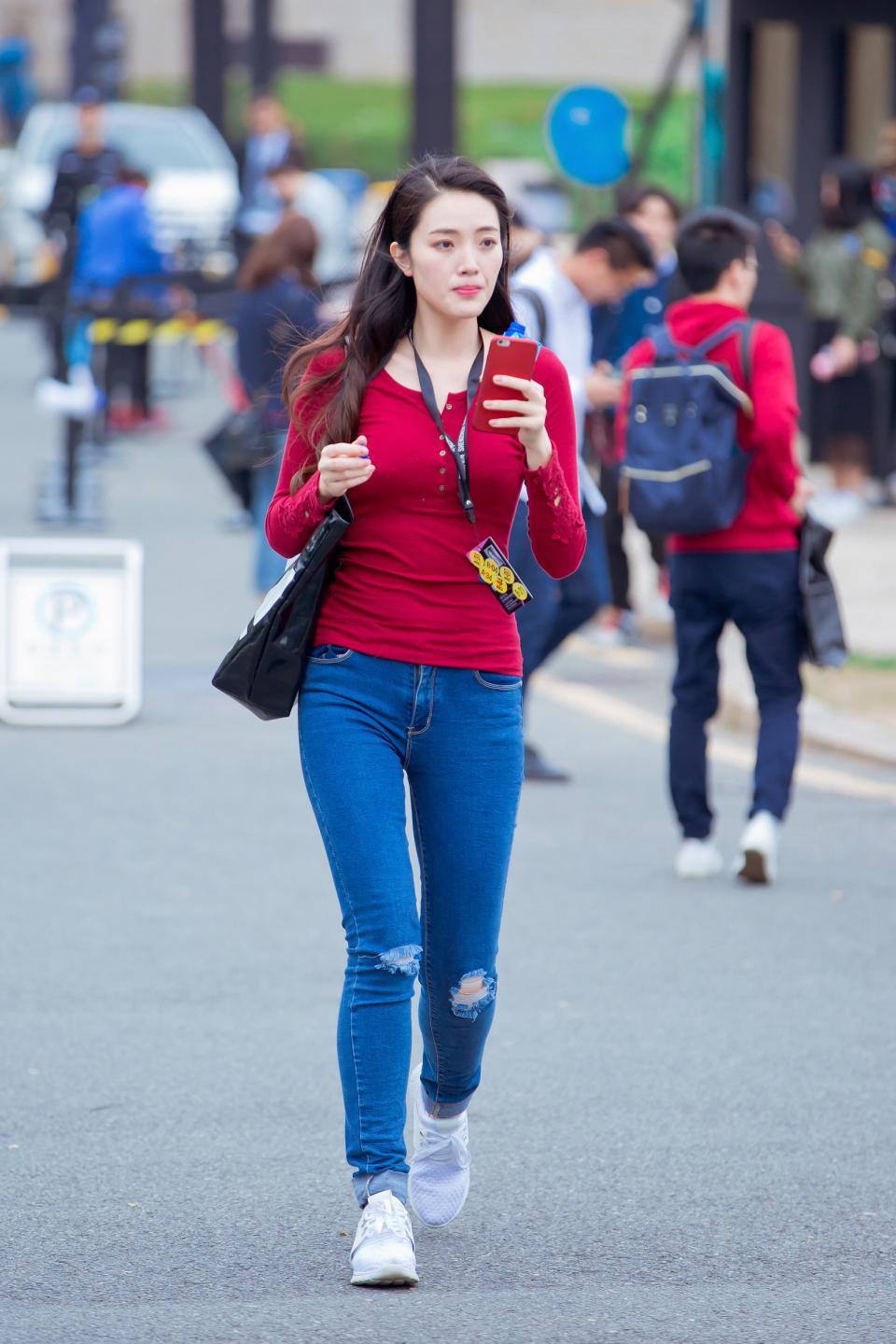 美女街拍:丰满型美女穿上紧身牛仔长裤最显身