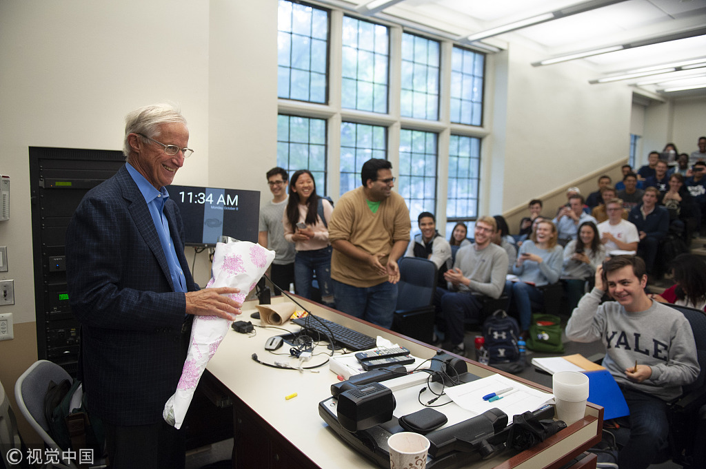 当地时间2018年10月8日，美国康涅狄格州纽黑文，2018诺贝尔经济学奖得主、耶鲁大学教授威廉·诺德豪斯（William D. Nordhaus）获奖后推迟召开新闻发布会，照常去给本科生上宏观经济学课程。瑞典皇家科学院当天宣布，将该奖授予威廉·诺德豪斯（William D. Nordhaus）和美国经济学家保罗·罗默（Paul M. Romer）， 以表彰二人在创新、气候和经济增长方面研究的杰出贡献。