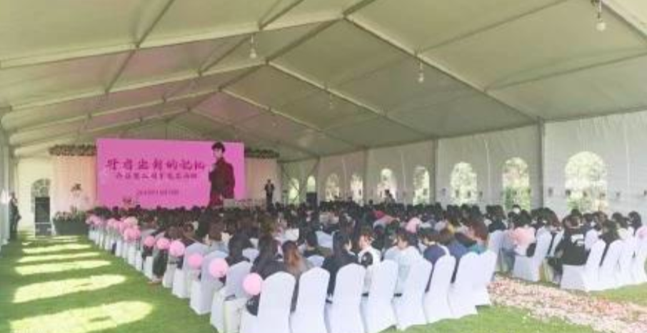 乔任梁去世3周年办追思会 乔母好友齐到场现场布置让人泪目(图1) 乔任梁去世3周年办追思会 乔母好友齐到场现场布置让人泪目(图1)