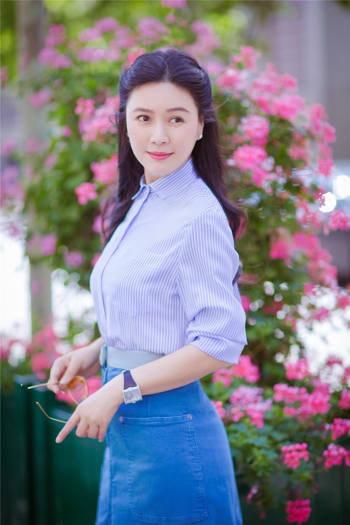 她苦追陆毅4年无果,嫁豪门后丈夫病逝在狱中,如今42岁仍美艳