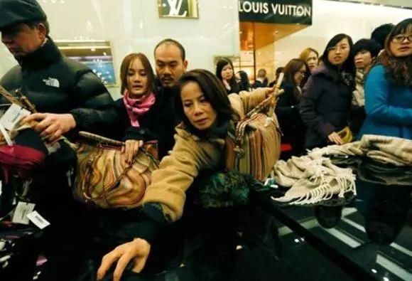 中国大妈买遍天下无敌手?日本大妈不服:30年前