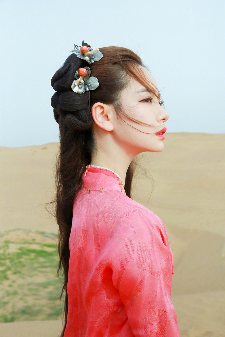 凤冠霞帔美艳登场 戚薇侠客造型完胜林青霞