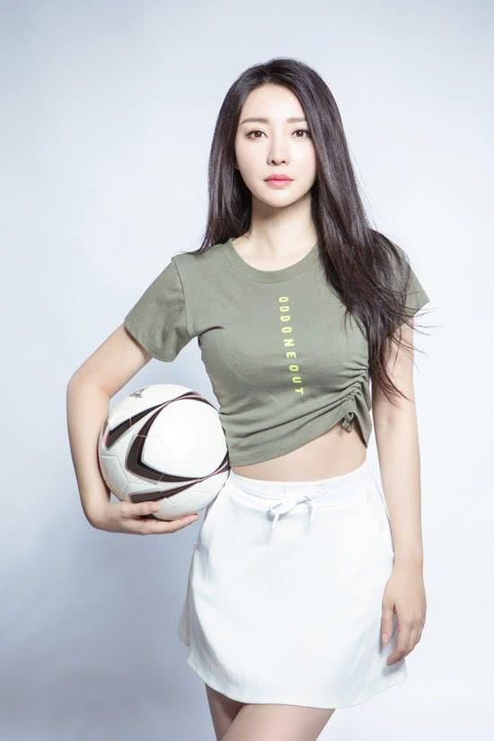 今年柳岩的足球宝贝写真放水了,主打含蓄风,网