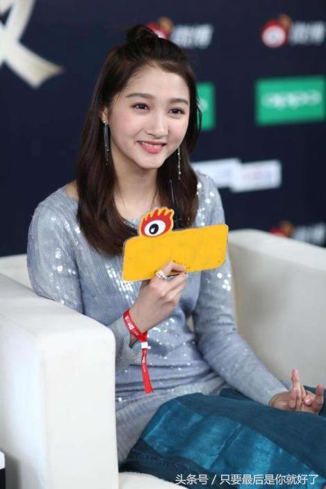 关晓彤接受采访被问春节是否去见鹿晗父母,装