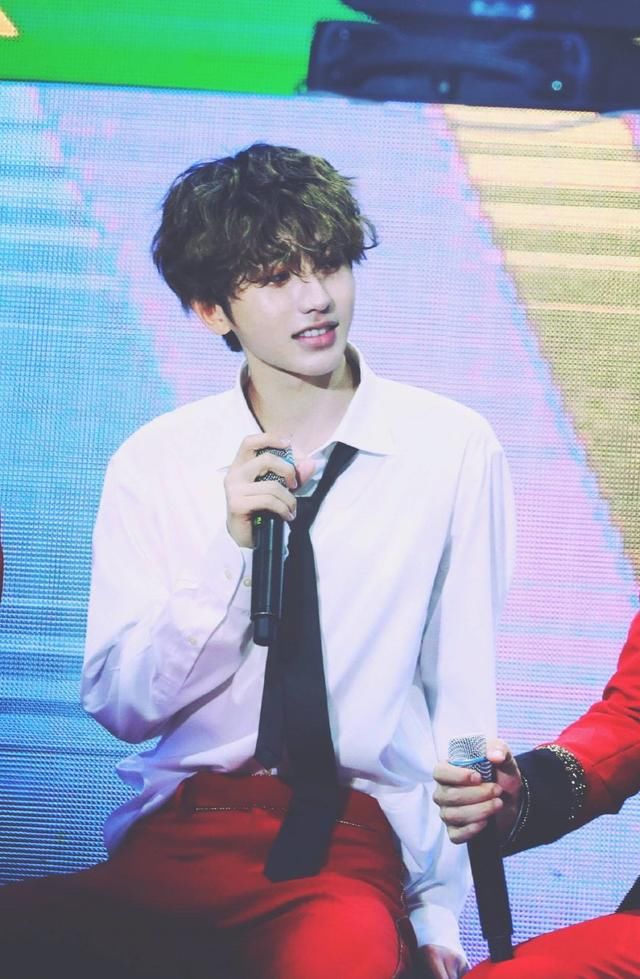 蔡徐坤:深圳见面会,台下粉丝举的标语亮了!网友