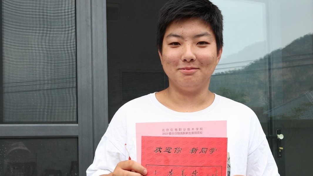 高考录取通知书因汛情滞留，路刚通没信号，邮递员挨家打听“盲递”