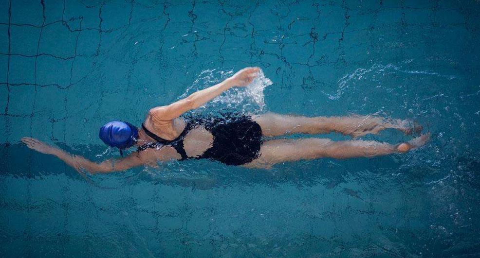 华为P20 Pro强悍防水 夏季游泳不再担心手机跌