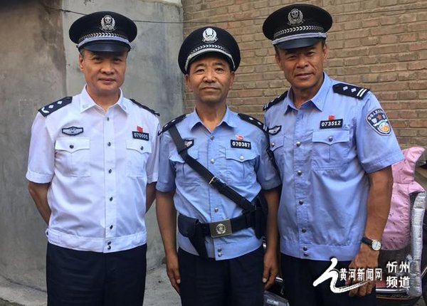 (左起)阎维文,骆国泉,黄品沅剧场合影