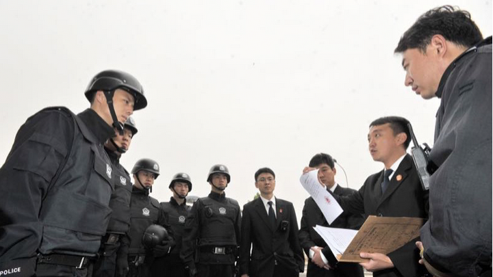 “决胜执行难”全媒体直播 围观法院执行行动 “决胜执行难”全媒体直播 围观法院执行行动