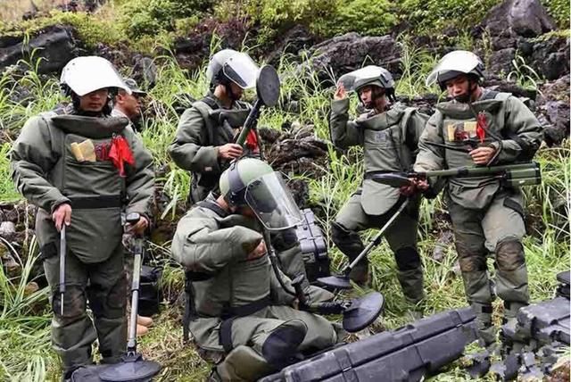 防爆服都不能防爆炸,为什么解放军还要求拆弹