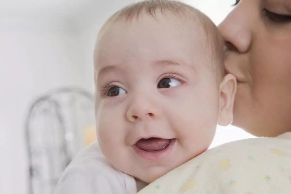 母乳还有黄、灰、绿等颜色?这些奶水对宝宝有