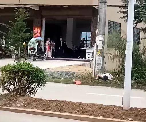 惨痛！女子骑车撞电线杆身亡！耳朵还戴着耳机 ...